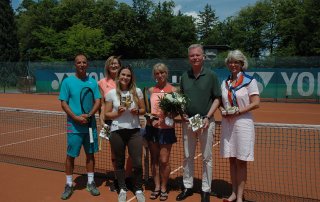 Bürgermeister Neusiedl gratuliert Mannschaftsführerin Rita Jaenichen und dem 2. Vorstand Melanie Elter Bild 2 bearb 845x570
