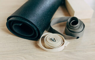 Using props to align yourself Yoga-Special mit Valerie ElterSports Kurse Sommer-Specials